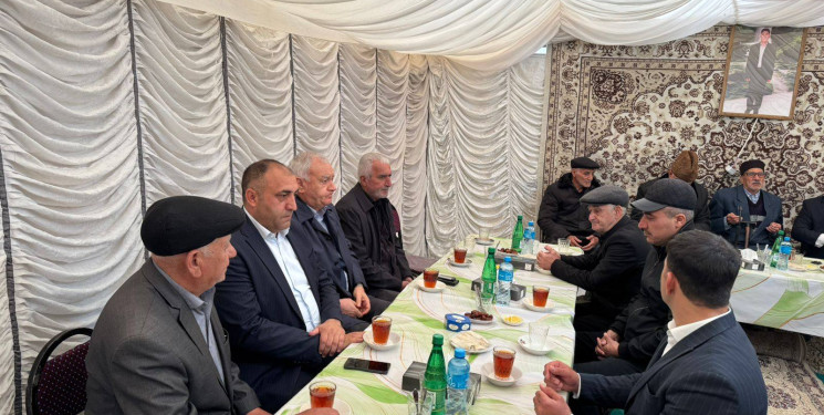 Füzuli Rayon İcra Hakimiyyətinin başçısı Alı Alıyev şəhid Qorxmaz Rəhimovun atası Tiflis Rəhimovun yas mərasimində iştirak etdi!