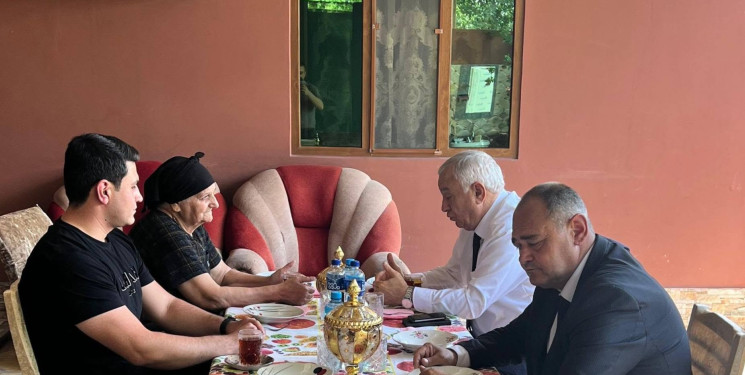 Füzuli RİH başçısı Alı Alıyev Vətən müharibəsi şəhidi Nicat Cahangir oğlu Hacıyevin anası Əsli Hacıyevanı ziyarət etdi!